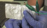 Der von US-Forschern entwickelte Aluminium-Ionen-Akku könnte die Akku-Herstellung revolutionieren. (Screenshot: YouTube/Uni Stanford)