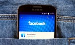 Facebook: Auch die Verweildauer der Nutzer soll zukünftig Einfluss auf das Ranking haben. (Bild: Yeamake / Shutterstock.com)