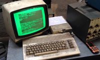 Dieser C64 ist noch in einer polnischen Autowerkstatt im Einsatz. (Foto: Piotr Farmas/Commodore USA)