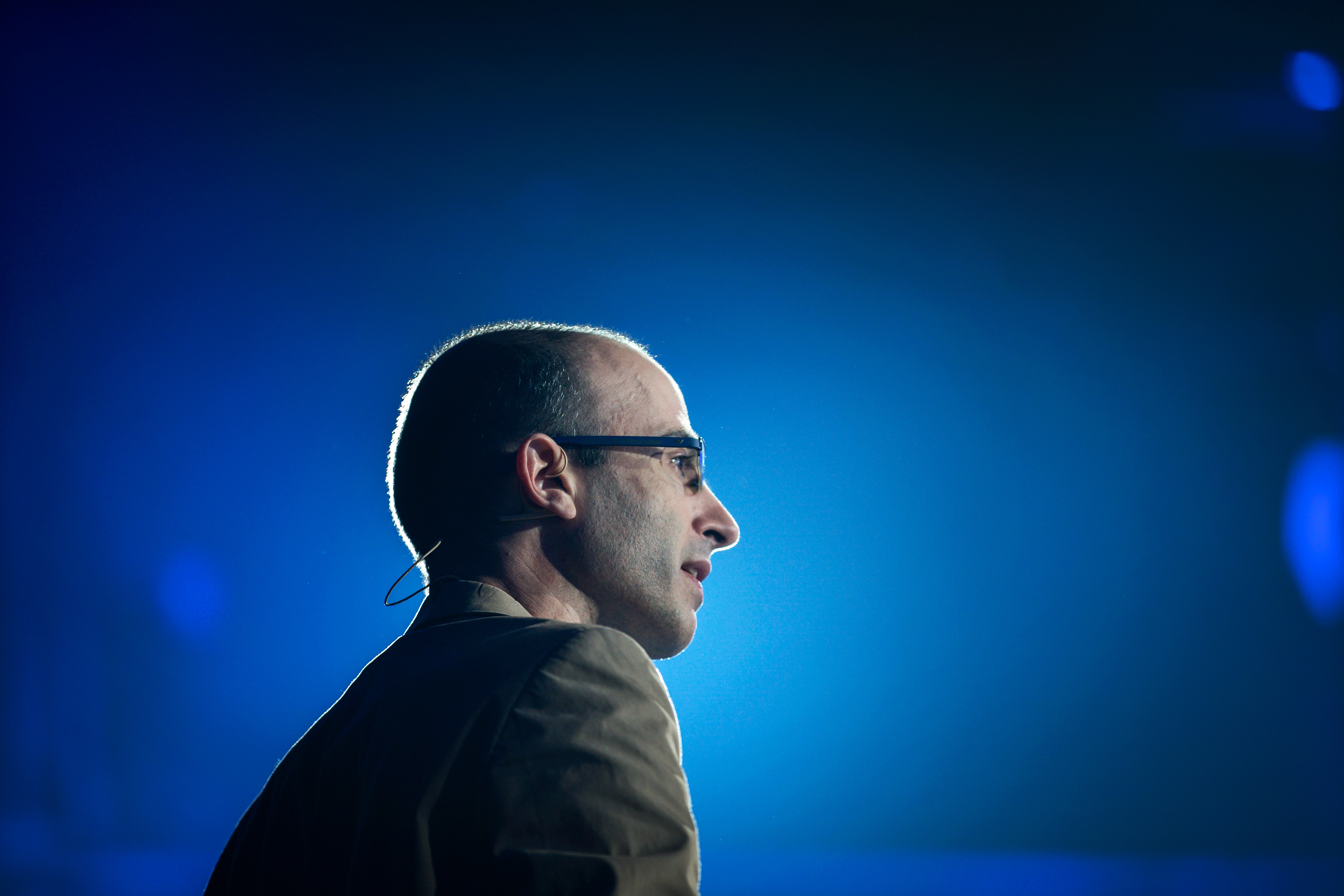 Yuval Noah Harari: „KI und Biotech könnten uns von unserer Säugetierform befreien“