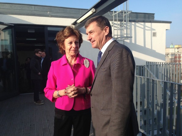 Direkt nach dem Journalistengespräch traf Ansip auf die ehemalige EU-Kommissarin Neelie Kroes. Die lobte am Abend die hiesige Startup-Szene: „Hier spürt man den Willen, Dinge zu verändern.“ (Foto: t3n)