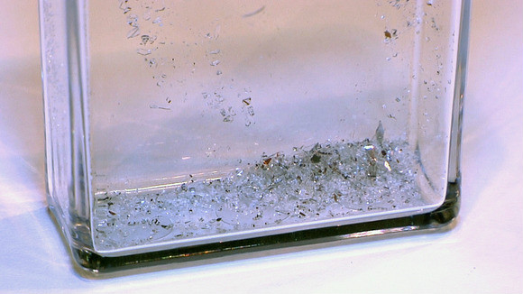 Von dem Chip bleiben nach der Explosion nur Splitter, die Daten sind sicher. (Foto: Martyn Williams/IDG)
