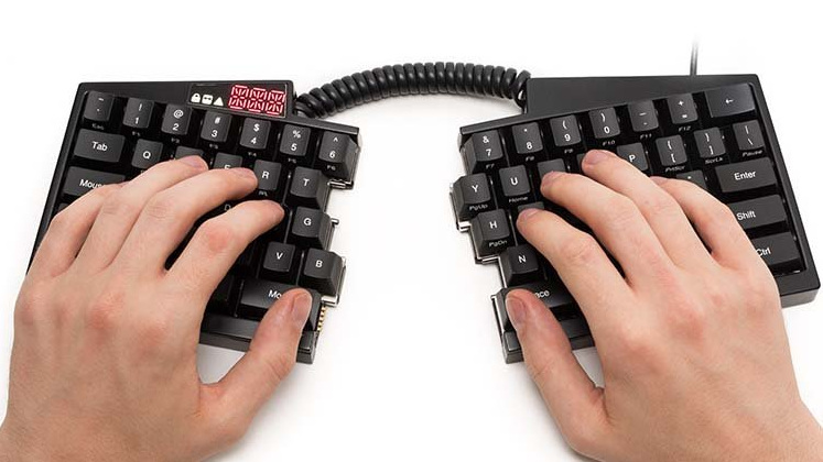 Ergonomisch, programmierbar, mechanisch: Das macht diese Tastatur zum  „Ultimate Hacking Keyboard“