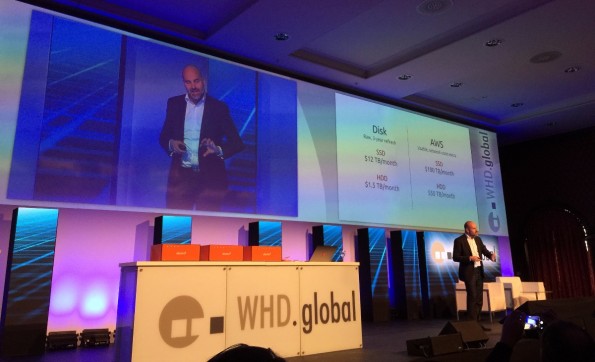 Mark Shuttleworth vergleicht die Kosten von Cloud-Speicher bei AWS und Speicher im eigenen Rechenzentrum. (Foto: t3n)
