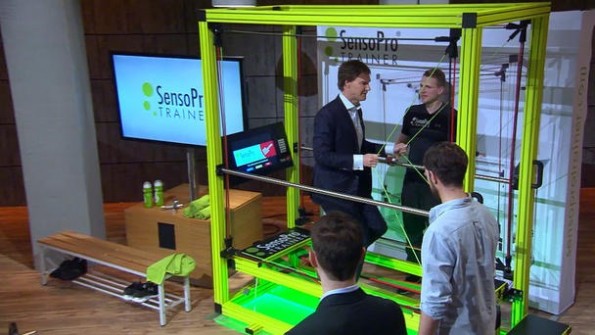 Die Höhle der Löwen: Juror Carsten Maschmeyer inspiziert das Produkt des Startups Sport Point. (Foto: Vox)