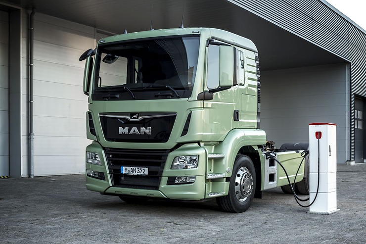MAN boss rejects hydrogen for logistics trucks