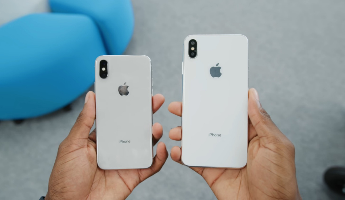 Das iPhone X neben einem iPhone-Xs-Max-Dummy. (Bild: MKBHD)