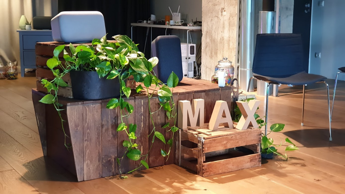 Der Google Home Max ist der neuste in Deutschland erhältliche Smartspeaker mit Google Assistant an Bord. (Foto: t3n.de)