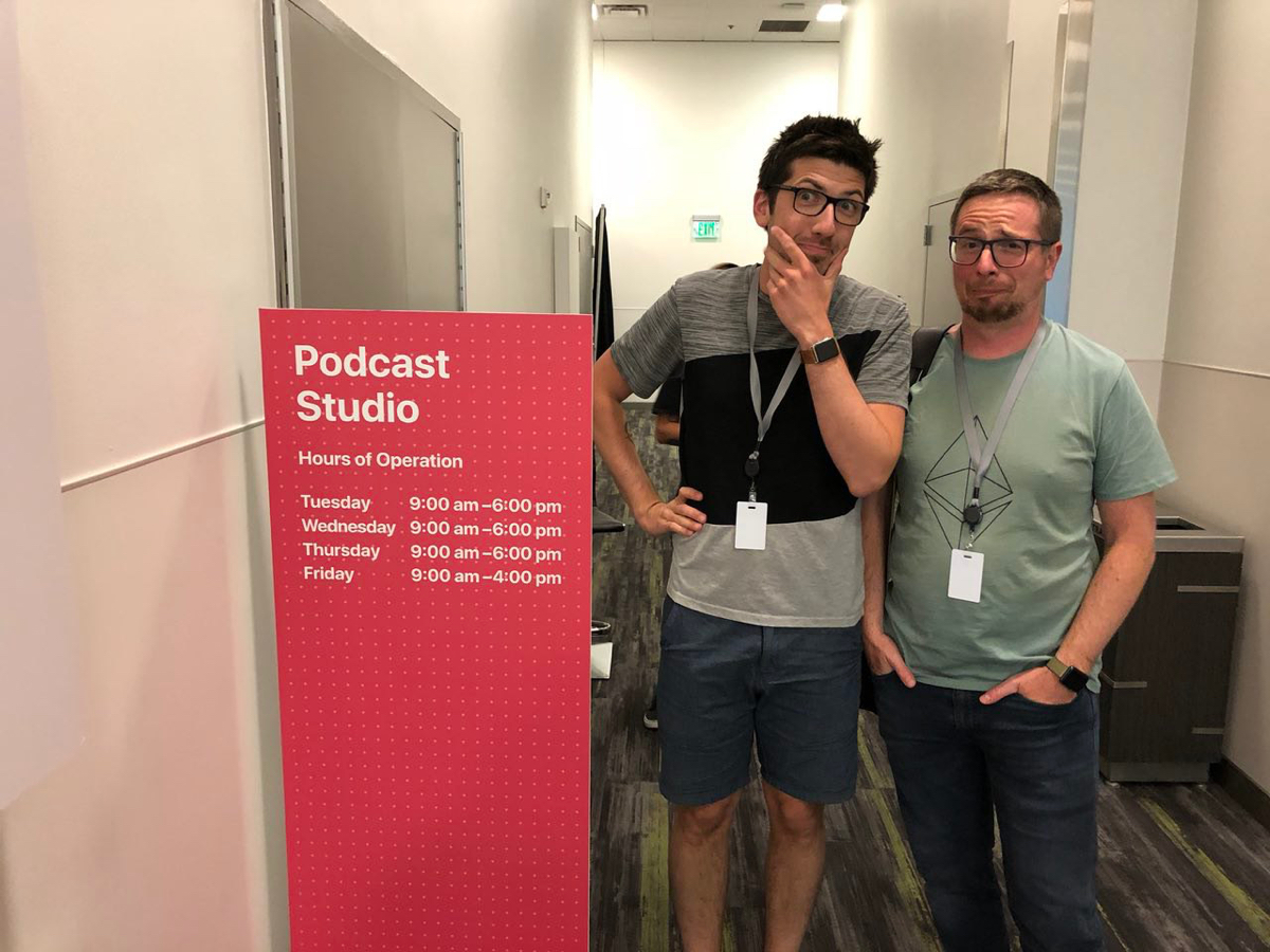 Nach der Apple-Keynote in San Francisco: t3n.de-Redaktionsleiter Sébastien Bonset (rechts) mit Youtuber AlexiBexi vor dem Podcast-Studio. (Foto: t3n)