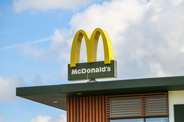 McDonalds und der Einzelhandel bringen Ladesäulen in die Städte