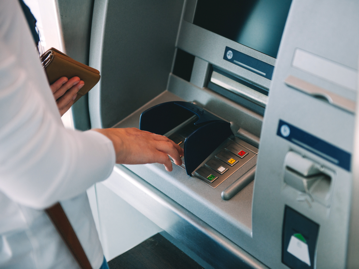 Betrug am Geldautomaten: Bankkunden machen es Kartendieben zu leicht