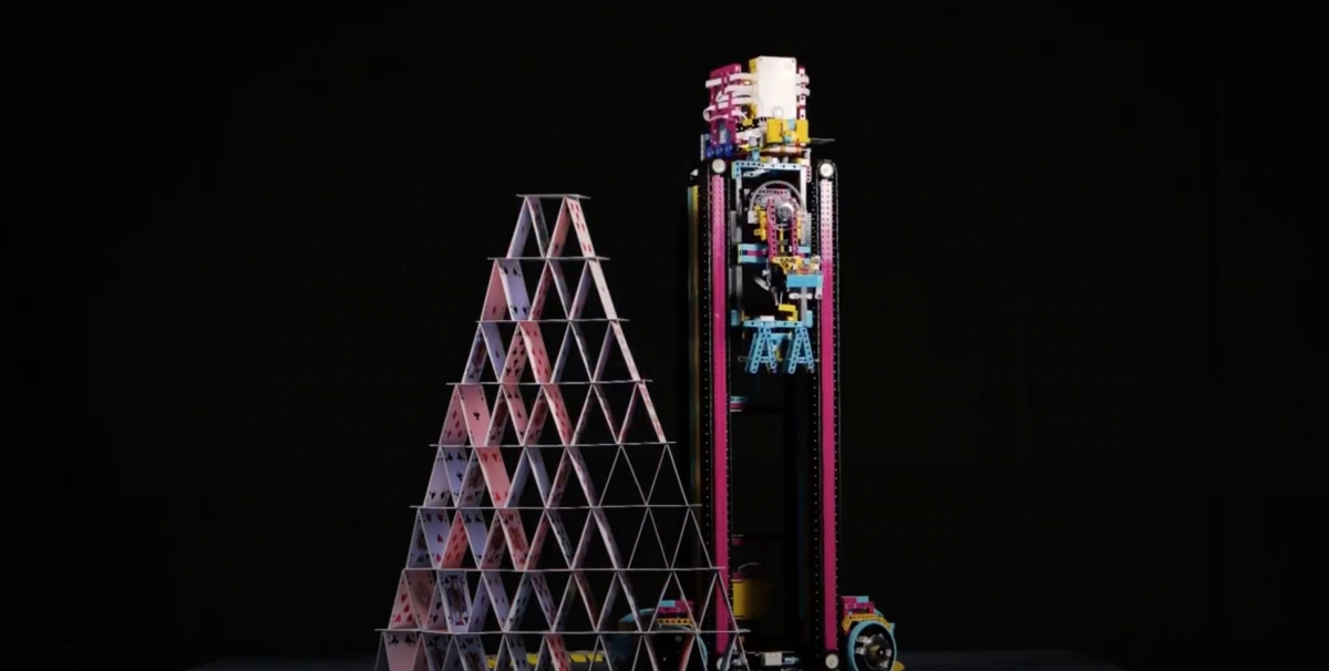 Entschleunigung pur: Dieser Lego-Roboter baut das perfekte Kartenhaus