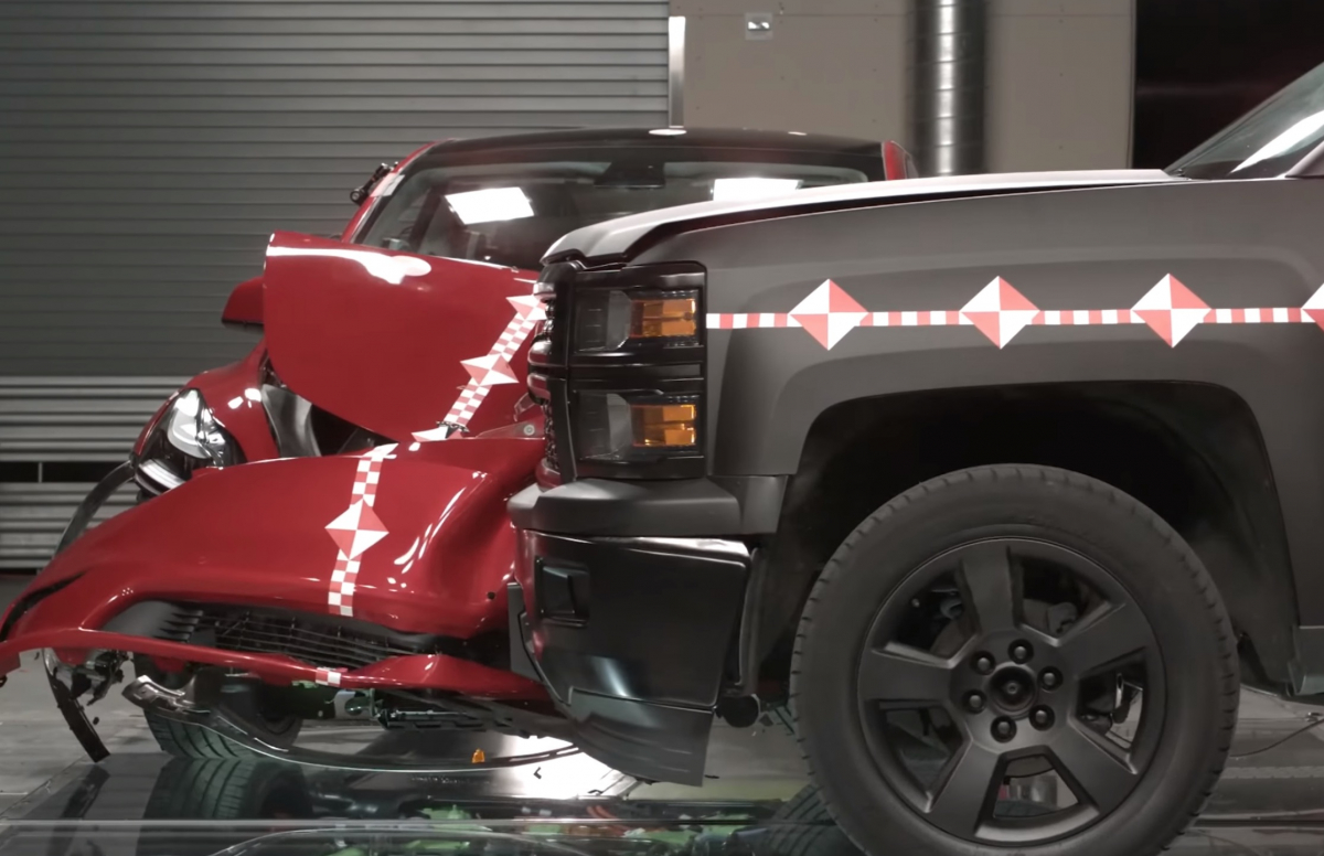 Tesla Crash Lab: Das passiert wenn ein Pickup in ein Model Y kracht