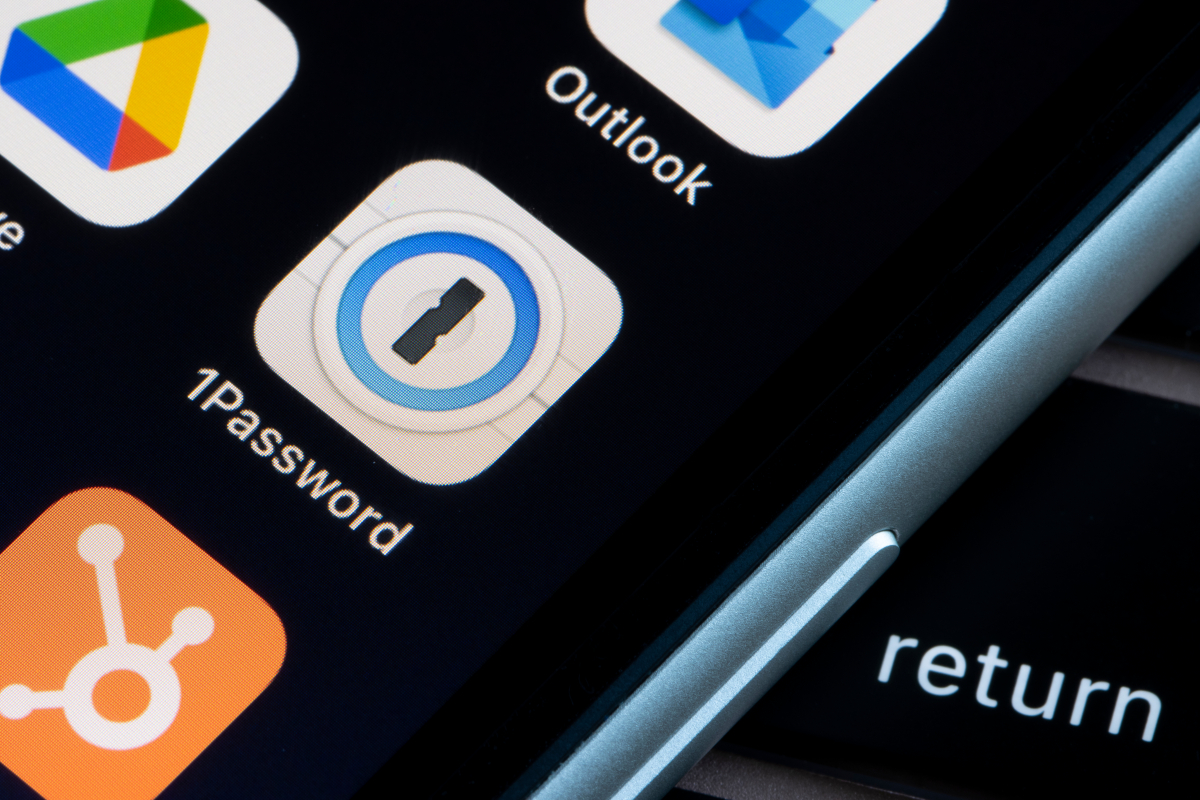 1Password will quickly allow you to share passwords through hyperlink thumbnail