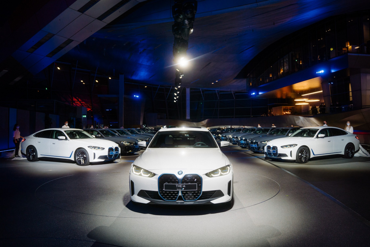 BMW liefert erste i4 und iX an Kunden aus