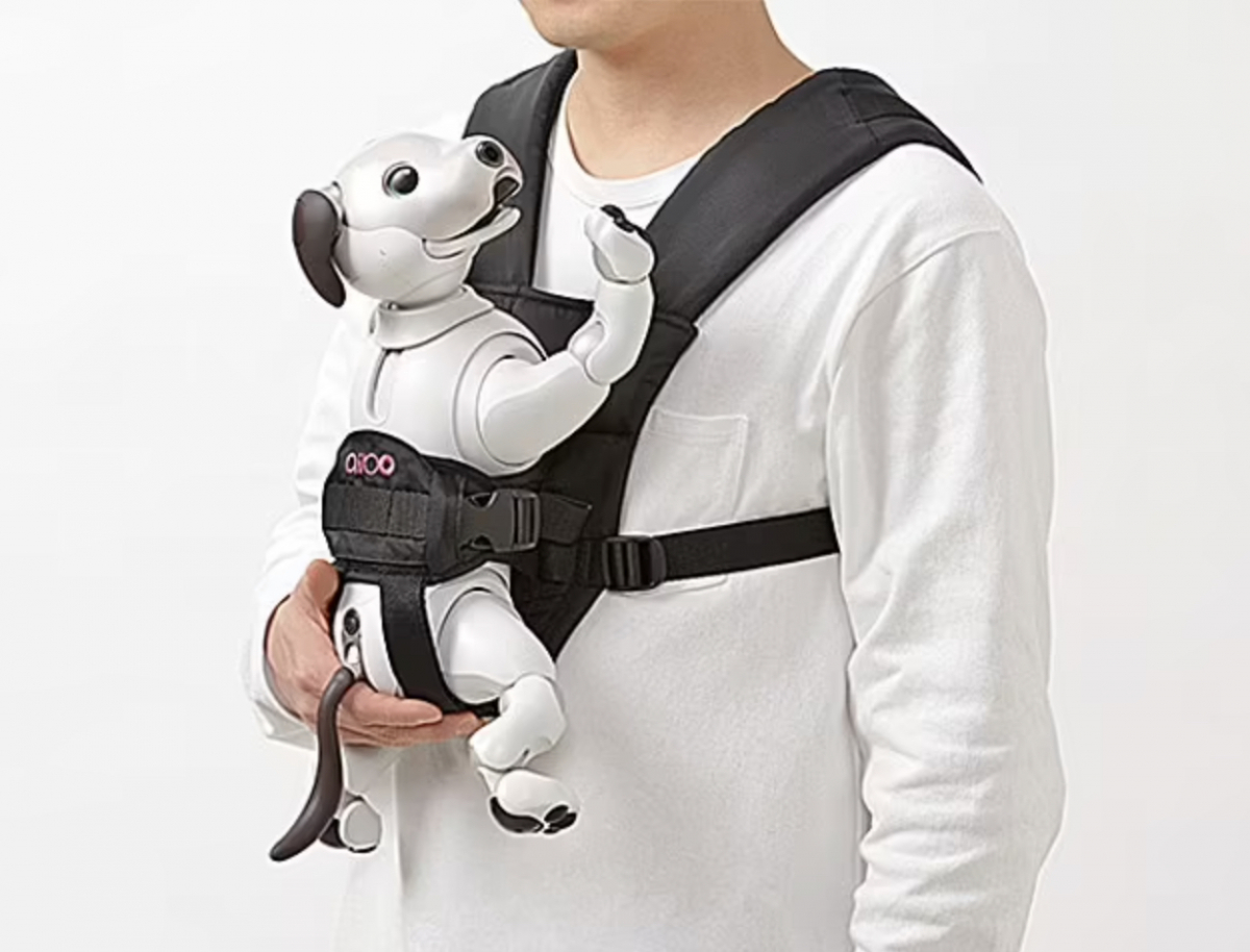 Sony verkauft jetzt auch einen Babytragegurt für den Roboterhund Aibo