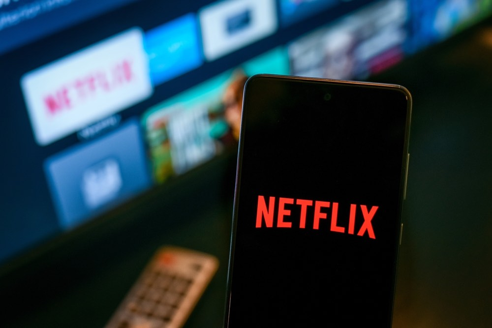 Jetzt wird’s ernst: Netflix kündigt Gebühren fürs Accountsharing an