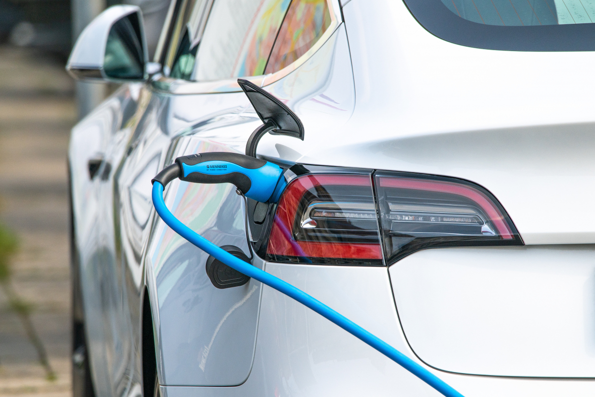 Verbrenner oder E-Auto: Strom- und Kraftstoffpreise im Vergleich
