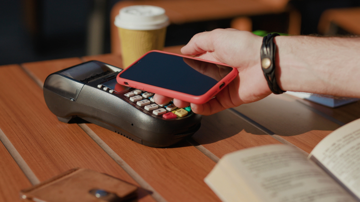 Mit Karte oder Smartphone kontaktlos zahlen - die wichtigsten Fragen und Antworten