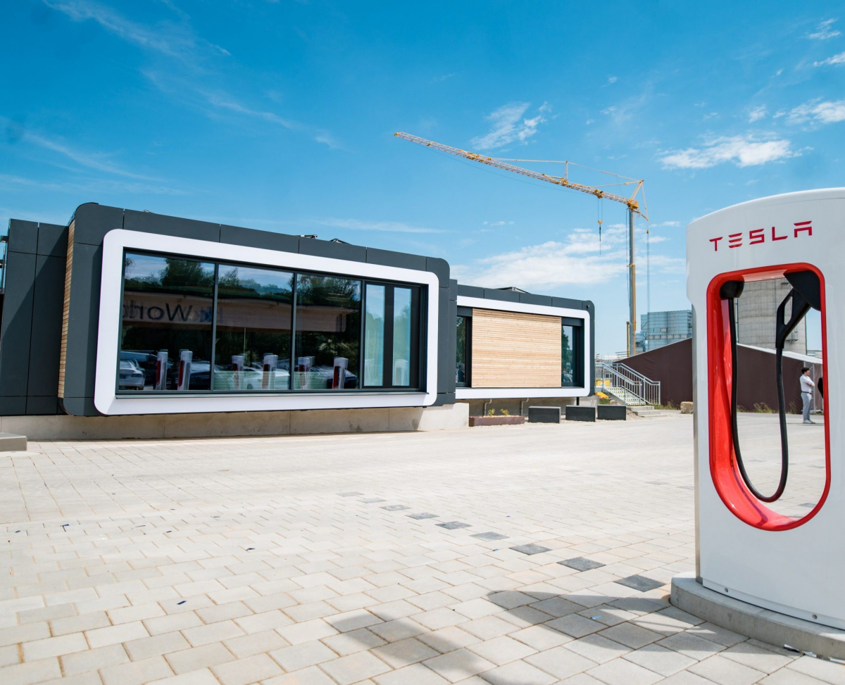 bk World: Tesla stattet ersten Supercharger in Bayern mit neuem Lounge-Konzept aus