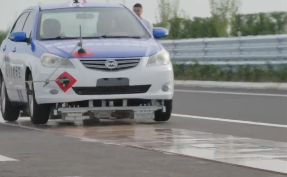 Test in China lässt Auto mithilfe von Magneten über umgebaute