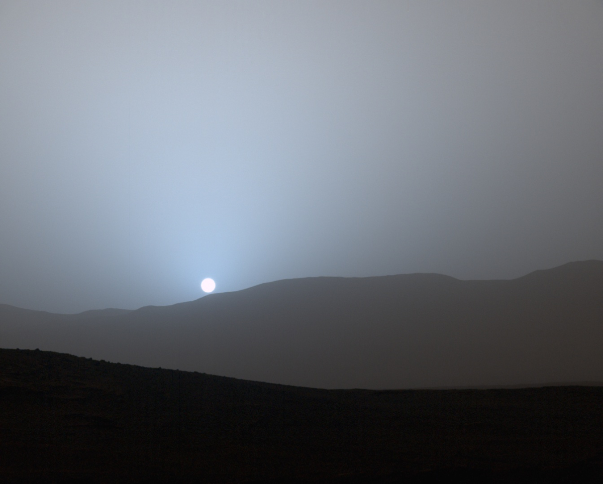 Mars rover Curiosity captures beautiful images of sunbeams and clouds