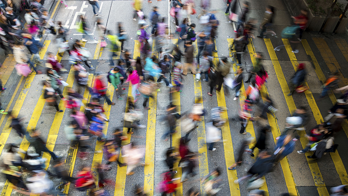 How pedestrians unconsciously organize themselves