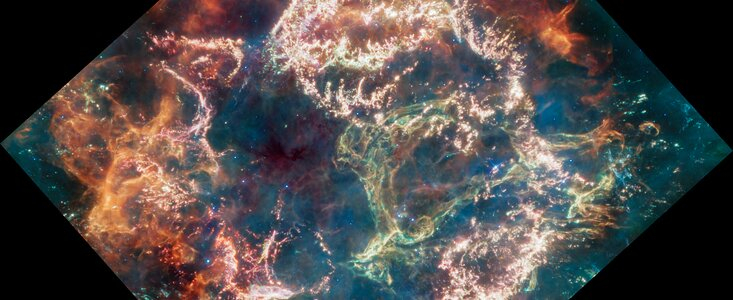 Teleskop-Vergleich: So unterschiedlich „sehen“ James Webb und Hubble eine Supernova