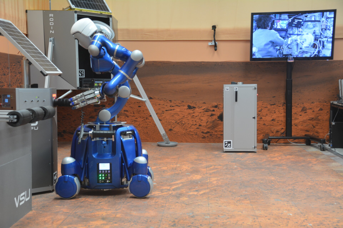 Astronaut is to control 4 robots simultaneously on earth – from the ISS
