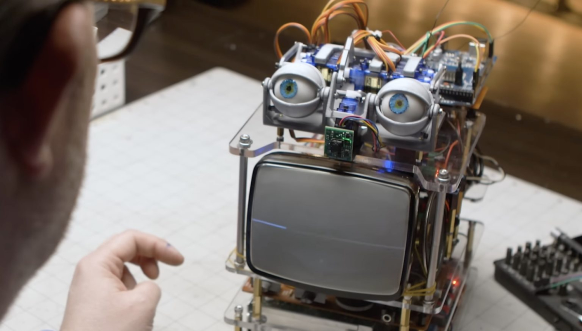Gruseliger Roboter: Bastler gibt Alexa ein Gesicht – und hätte es besser gelassen