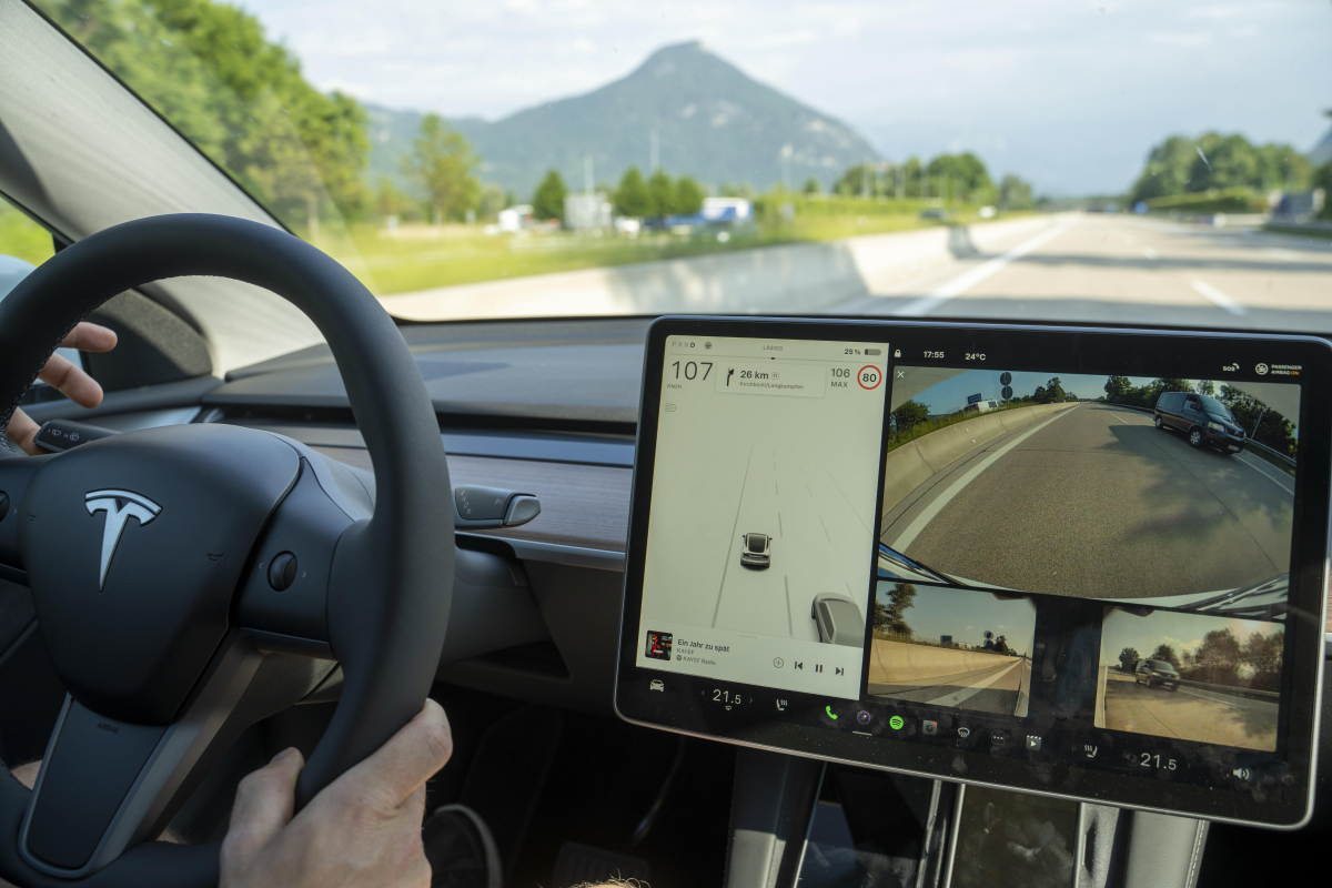 Tesla auf Autopilot verursacht schweren Unfall mit Polizeiauto