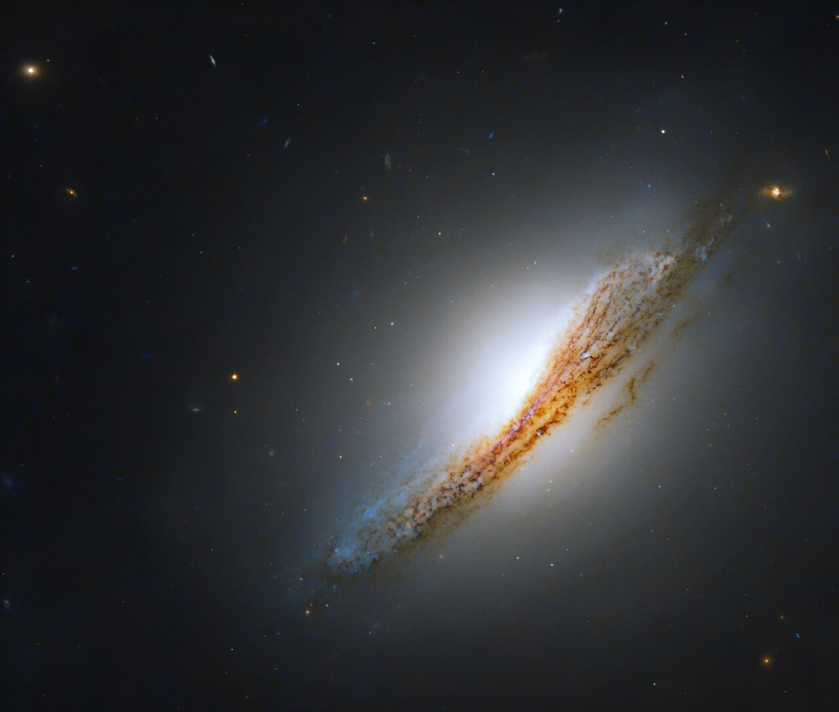 Leuchtendes Herz: Hubble-Teleskop fängt ungewöhnliche Galaxie ein