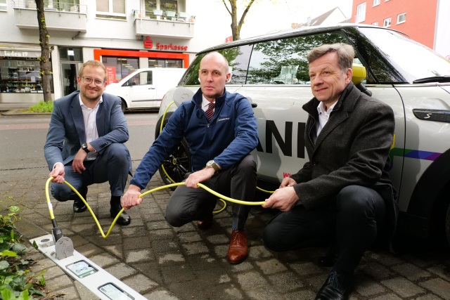 In Köln könnt ihr euer E-Auto jetzt am Bordstein laden